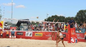 un campo da beach volley mentre i giocatori giocano