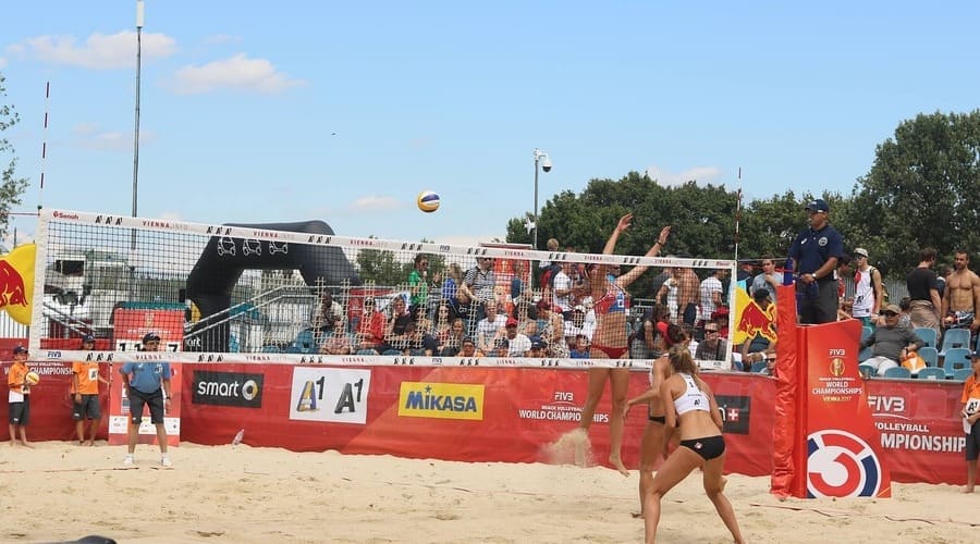 un campo da beach volley mentre i giocatori giocano