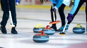 Un campo da curling con la boccia in centro immagine