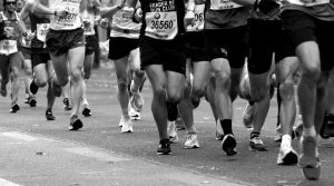 gambe in bianco e nero che corrono una maratona