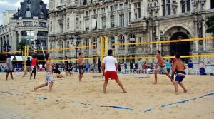 una partita di beach volley in citta