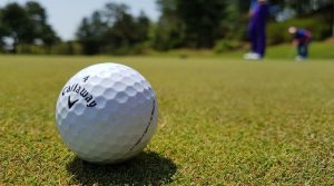 una pallina da golf in primo piano