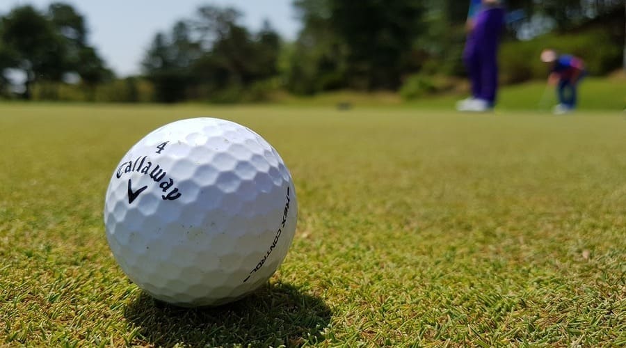 una pallina da golf in primo piano