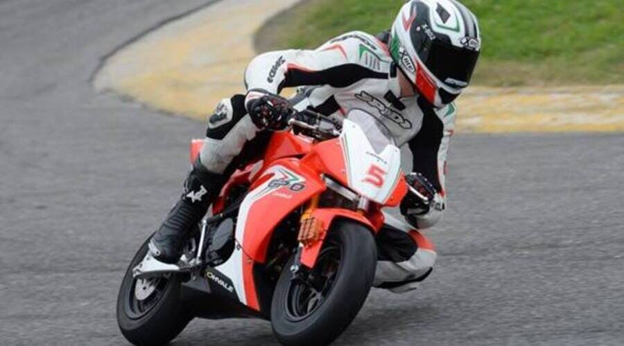 un motociclista su pista su una minimoto