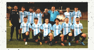 11 giocatori di calcio in posa da squadra con i portieri