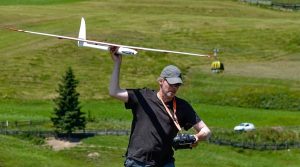 un uomo che lancia un modellino di aliante