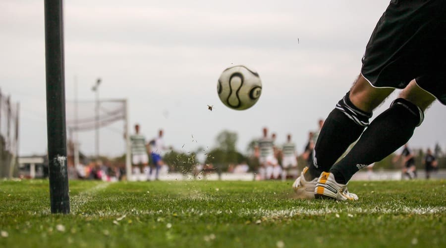 un pallone da calcio che viene lanciato su un campo