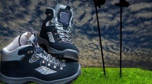 due scarponcini da trekking con due bacchette