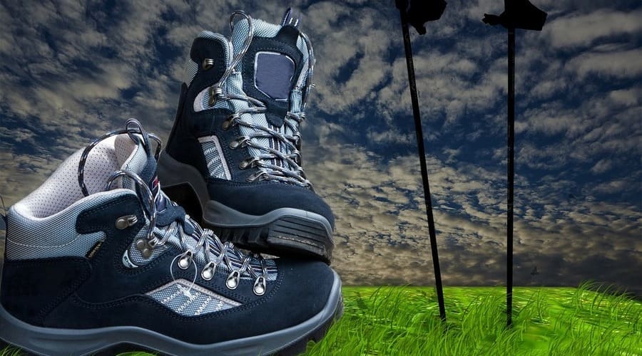 due scarponcini da trekking con due bacchette