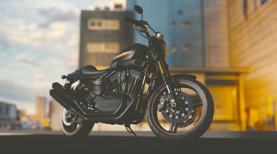 Una moto in primo piano di profilo