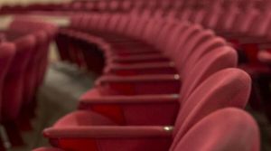 una fila di poltrone rosse da teatro