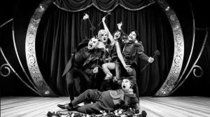 un gruppo di artisti sul palco in bianco e nero