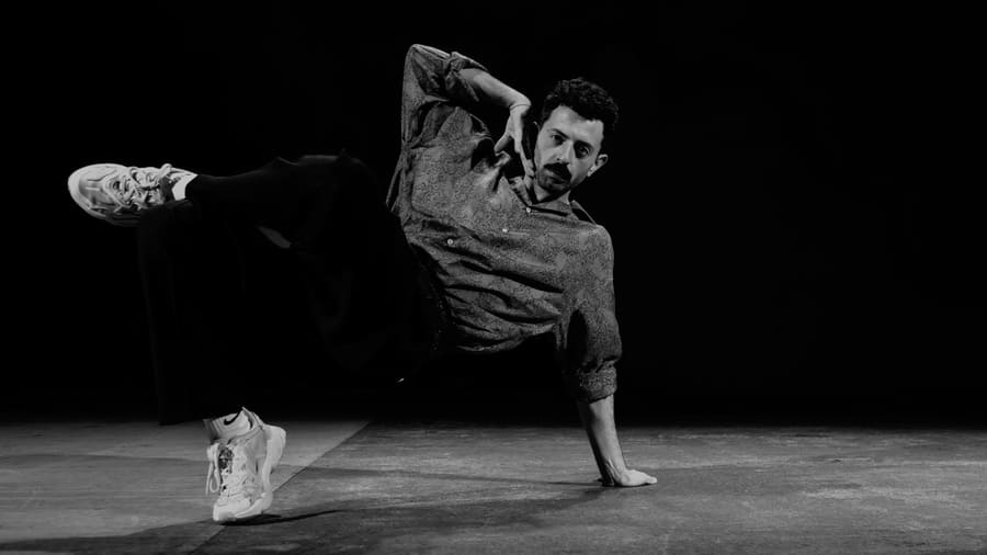 Un artista ceh balla per terra