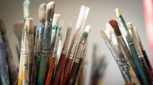 un set di pennelli usati