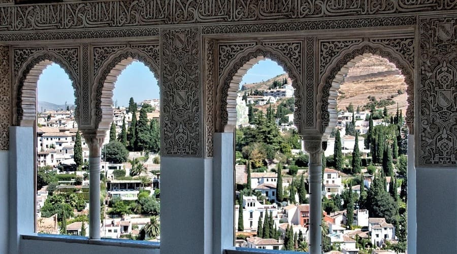 finestre a bifora con paesaggio nello sfondo