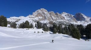 Uno sciatore sullo sfondo montagne innevate