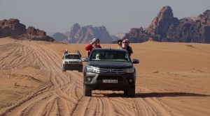 una jeep nel deserto che trasporta persone
