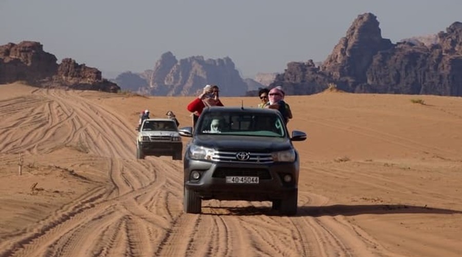 una jeep nel deserto che trasporta persone