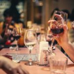 degli amici che brindano con del vino