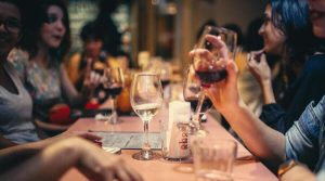 degli amici che brindano con del vino