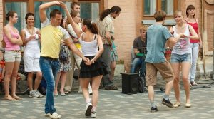 un gruppo di giovani che ballano per strada